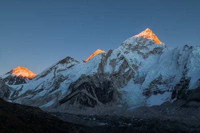 白昼雪山